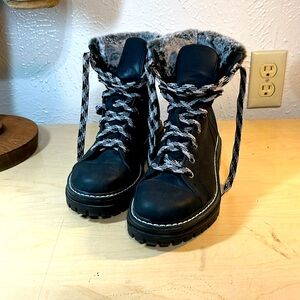 Time and true women’s black boots with  Faux Fur Collar memory foam size 6